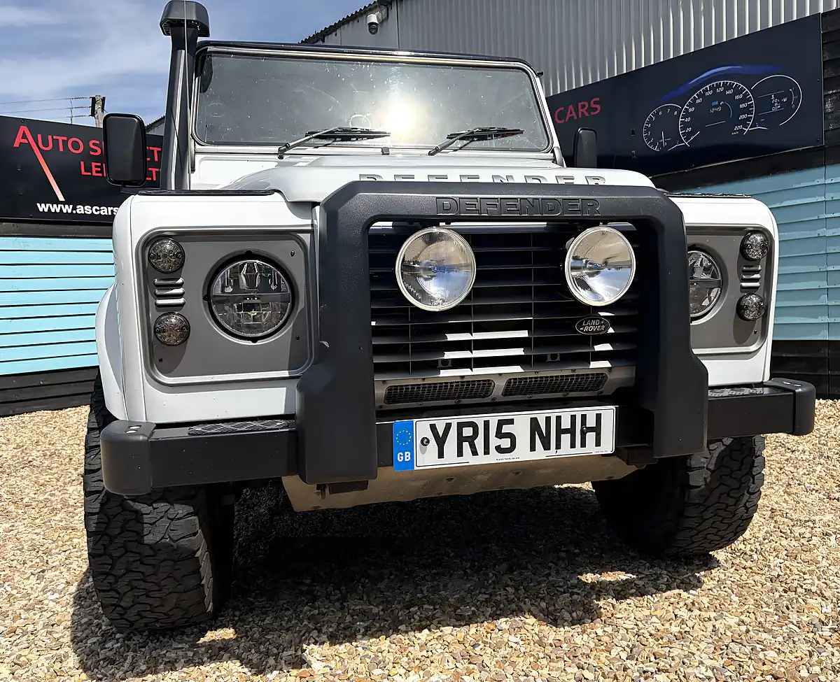 Used 2015 Land Rover Defender 110 Xs Utility Wagon Double Cab Fuji White - Interior and Exterior details 12