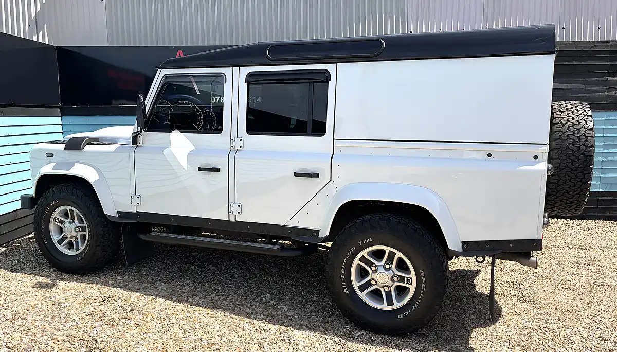 Used 2015 Land Rover Defender 110 Xs Utility Wagon Double Cab Fuji White - Interior and Exterior details 16