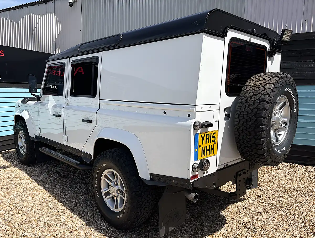 Used 2015 Land Rover Defender 110 Xs Utility Wagon Double Cab Fuji White - Interior and Exterior details 17