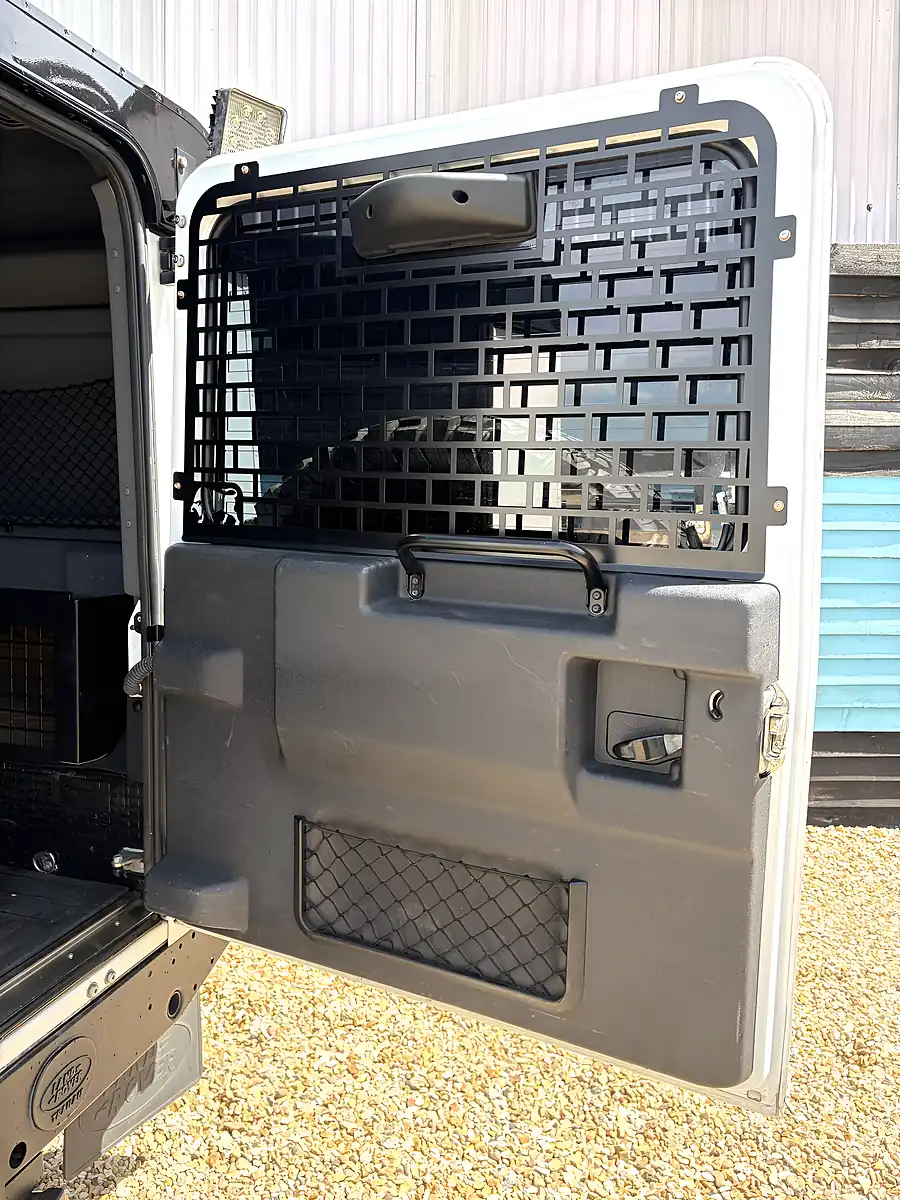 Used 2015 Land Rover Defender 110 Xs Utility Wagon Double Cab Fuji White - Interior and Exterior details 19