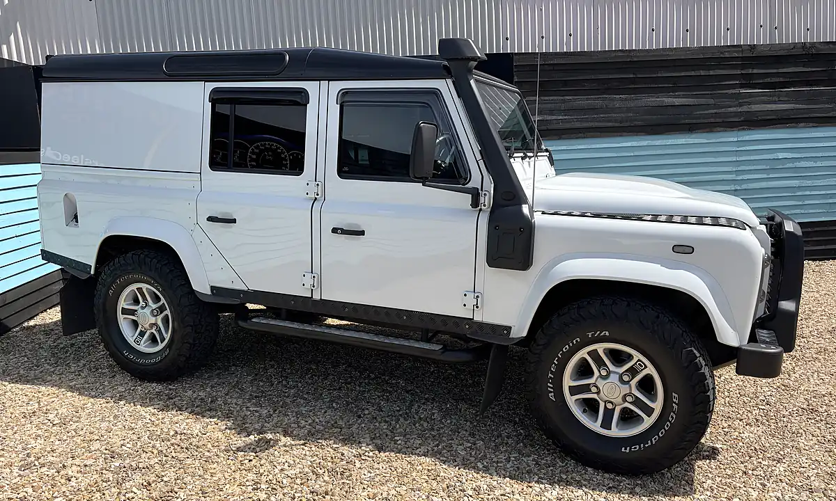 Used 2015 Land Rover Defender 110 Xs Utility Wagon Double Cab Fuji White - Interior and Exterior details 3