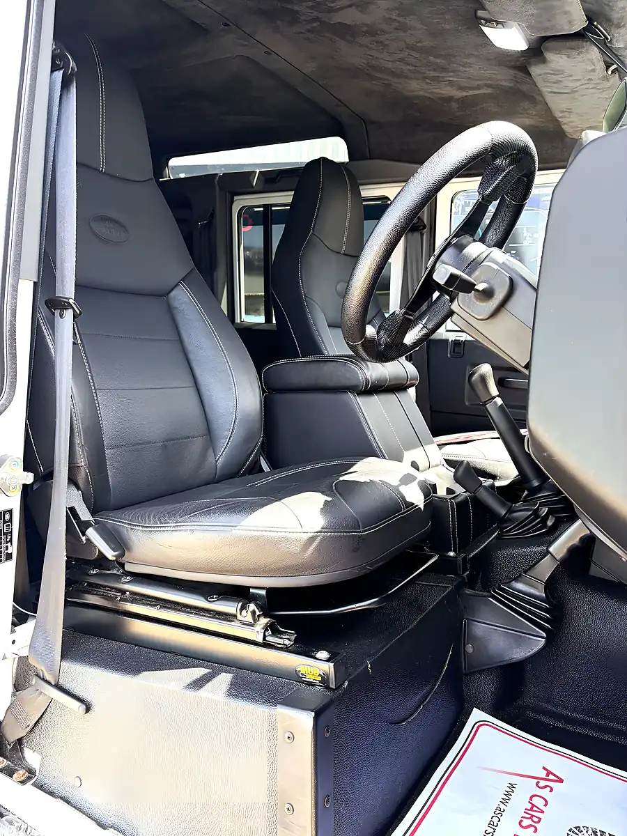Used 2015 Land Rover Defender 110 Xs Utility Wagon Double Cab Fuji White - Interior and Exterior details 6