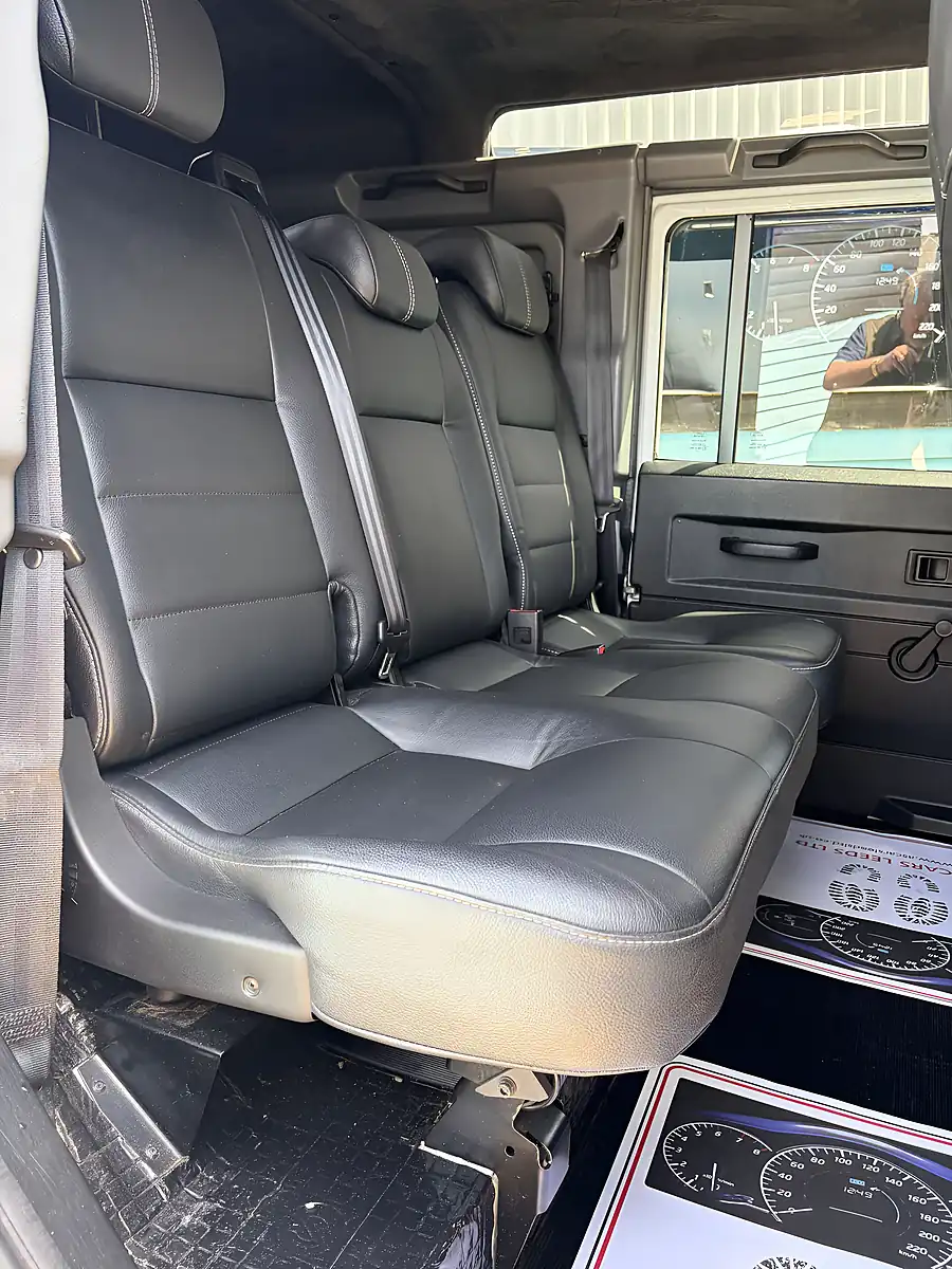 Used 2015 Land Rover Defender 110 Xs Utility Wagon Double Cab Fuji White - Interior and Exterior details 9