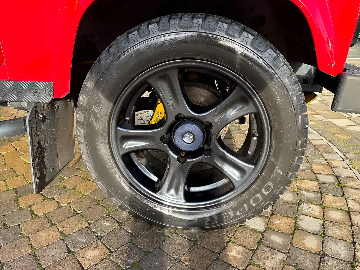 Used 2015 Land Rover Defender 90 Xs Hard Top Red - Interior and Exterior details 7