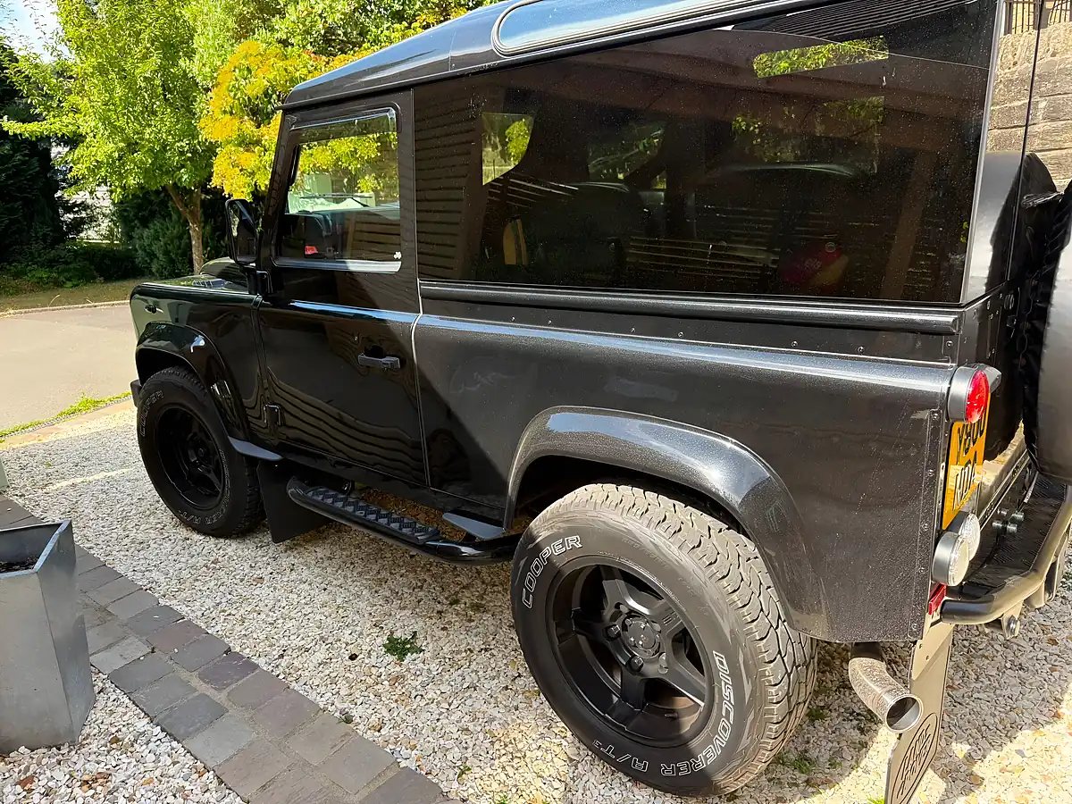 Used 2015 Land Rover Defender 90 Xs Hard Top Santorini Black - Interior and Exterior details 19