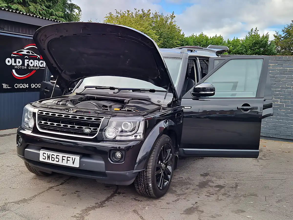 Used 2015 Land Rover Discovery 4 Hse Black - Interior and Exterior details 10