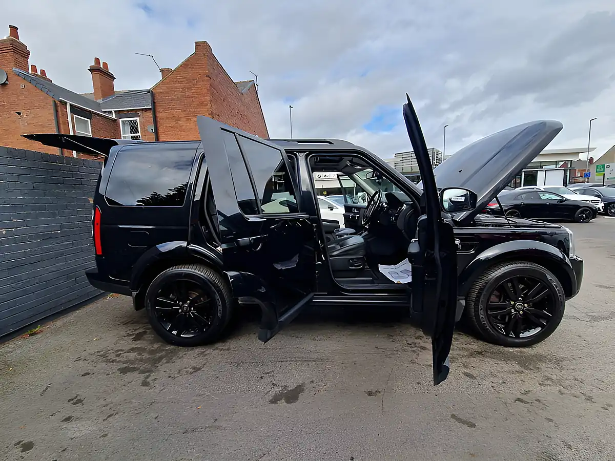 Used 2015 Land Rover Discovery 4 Hse Black - Interior and Exterior details 12