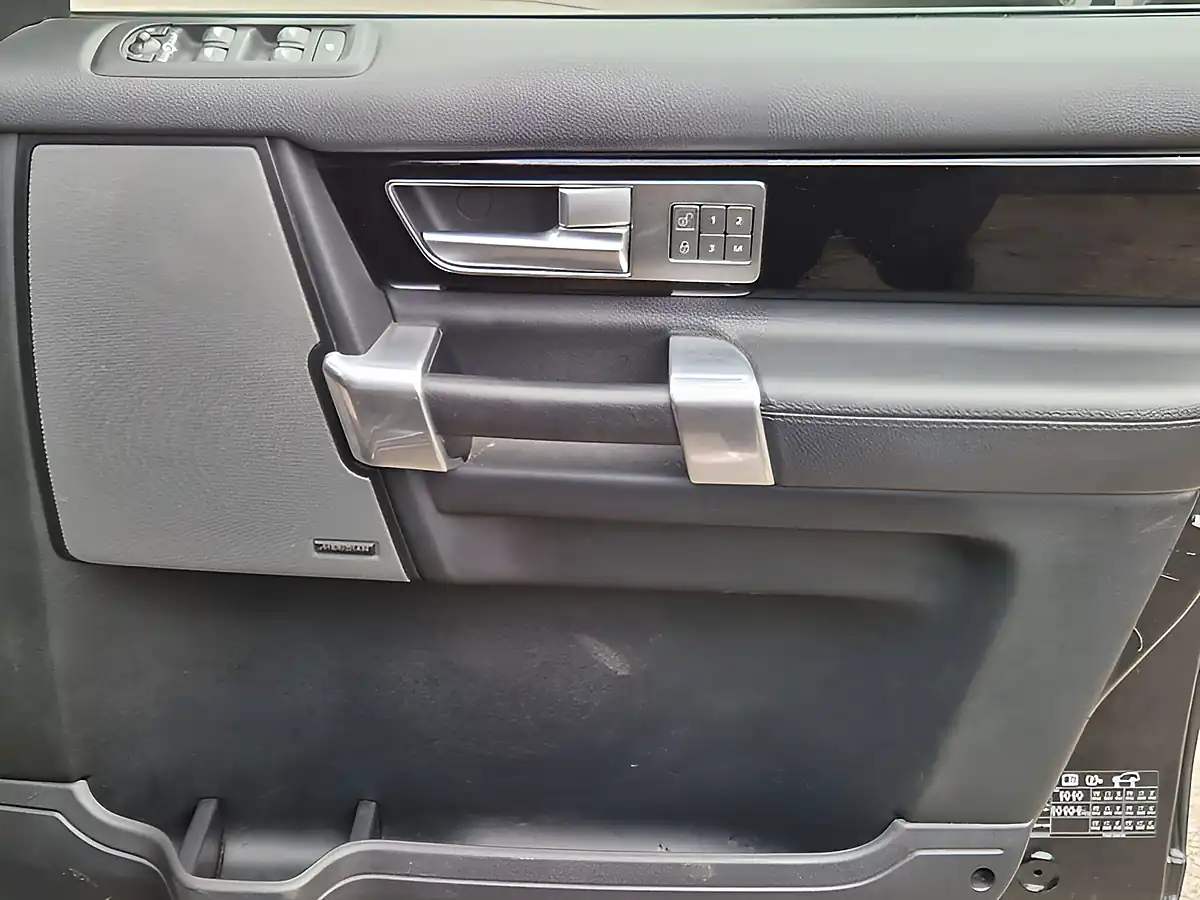 Used 2015 Land Rover Discovery 4 Hse Black - Interior and Exterior details 14