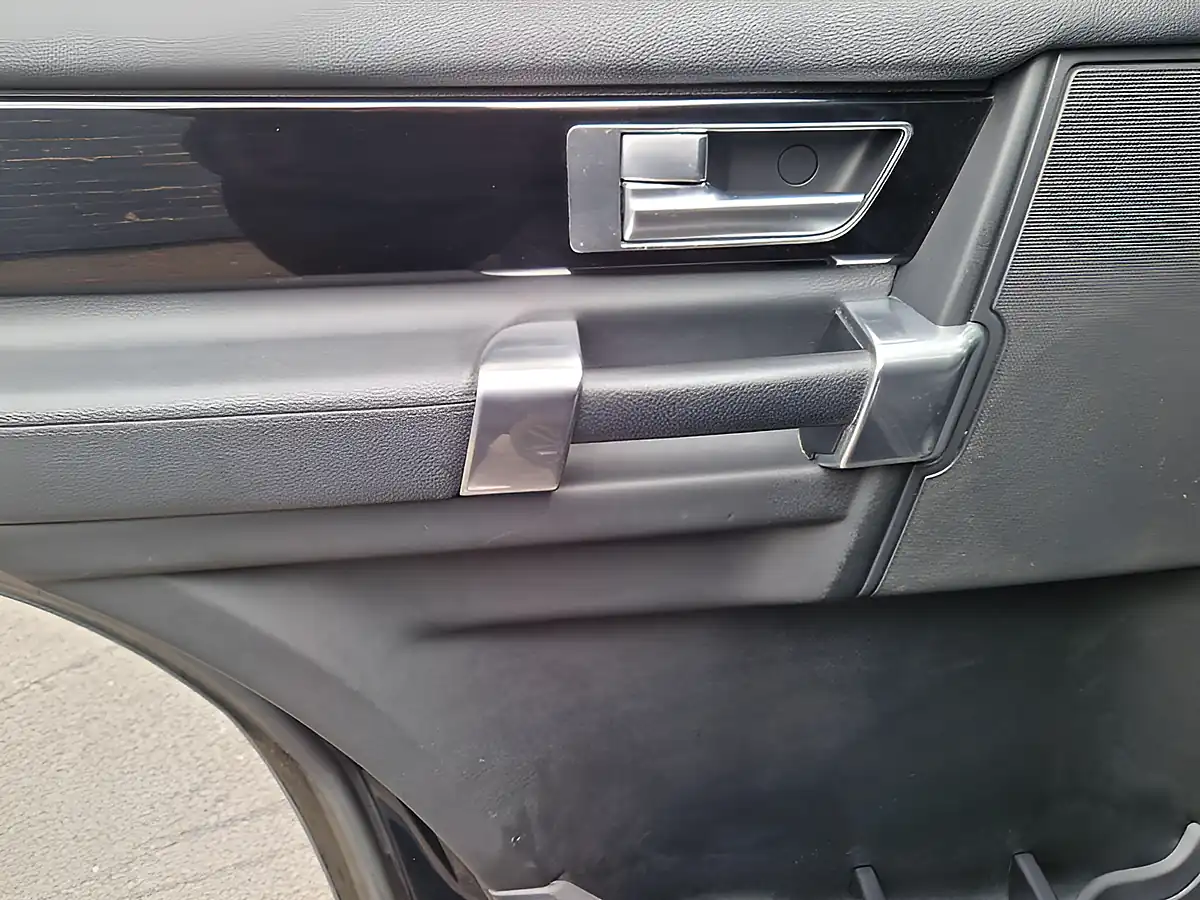 Used 2015 Land Rover Discovery 4 Hse Black - Interior and Exterior details 17