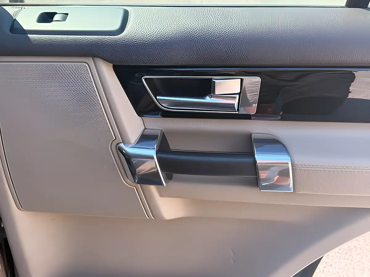 Used 2015 Land Rover Discovery Hse Kaikoura Stone - Interior and Exterior details 14