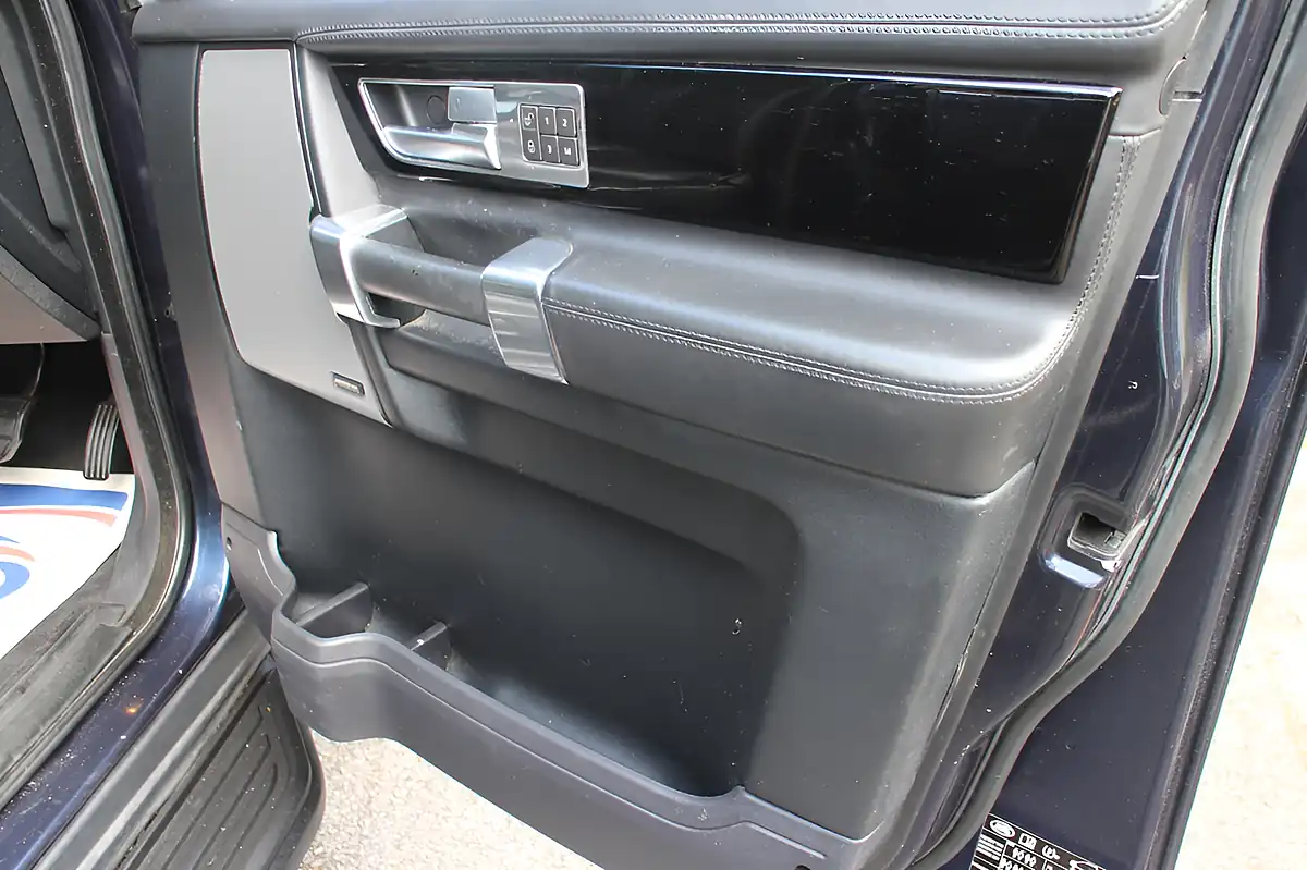 Used 2015 Land Rover Discovery Hse Luxury Blue - Interior and Exterior details 14