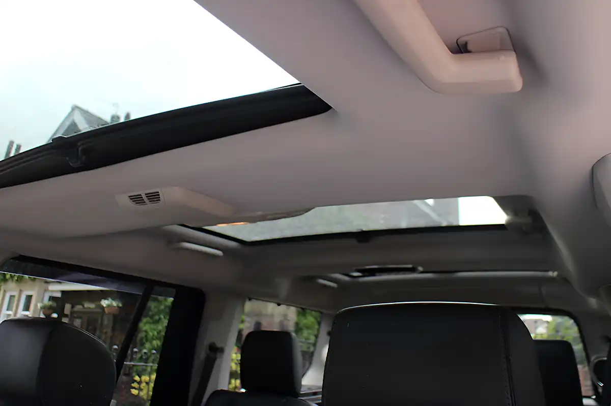 Used 2015 Land Rover Discovery Hse Luxury Blue - Interior and Exterior details 18