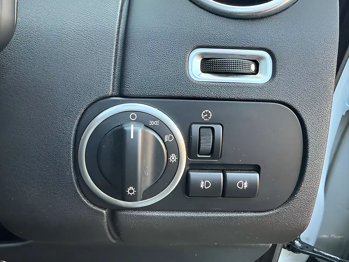 Used 2015 Land Rover Discovery Hse Yulong White - Interior and Exterior details 17