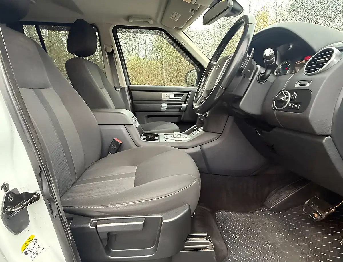 Used 2015 Land Rover Discovery Se Fuji White - Interior and Exterior details 10