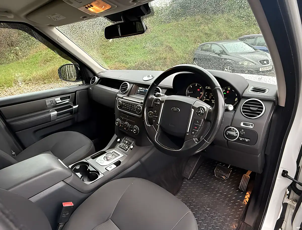 Used 2015 Land Rover Discovery Se Fuji White - Interior and Exterior details 12