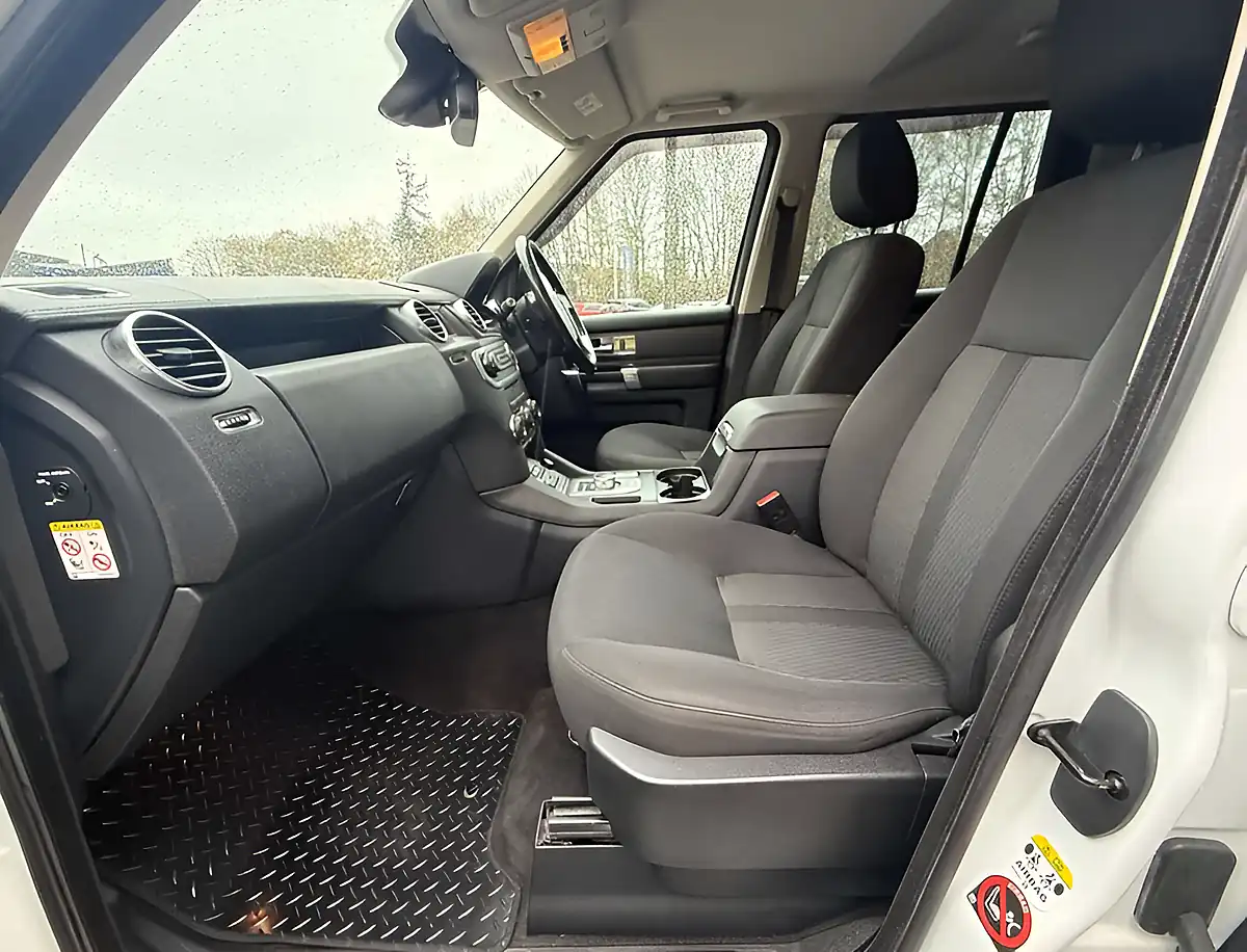 Used 2015 Land Rover Discovery Se Fuji White - Interior and Exterior details 13
