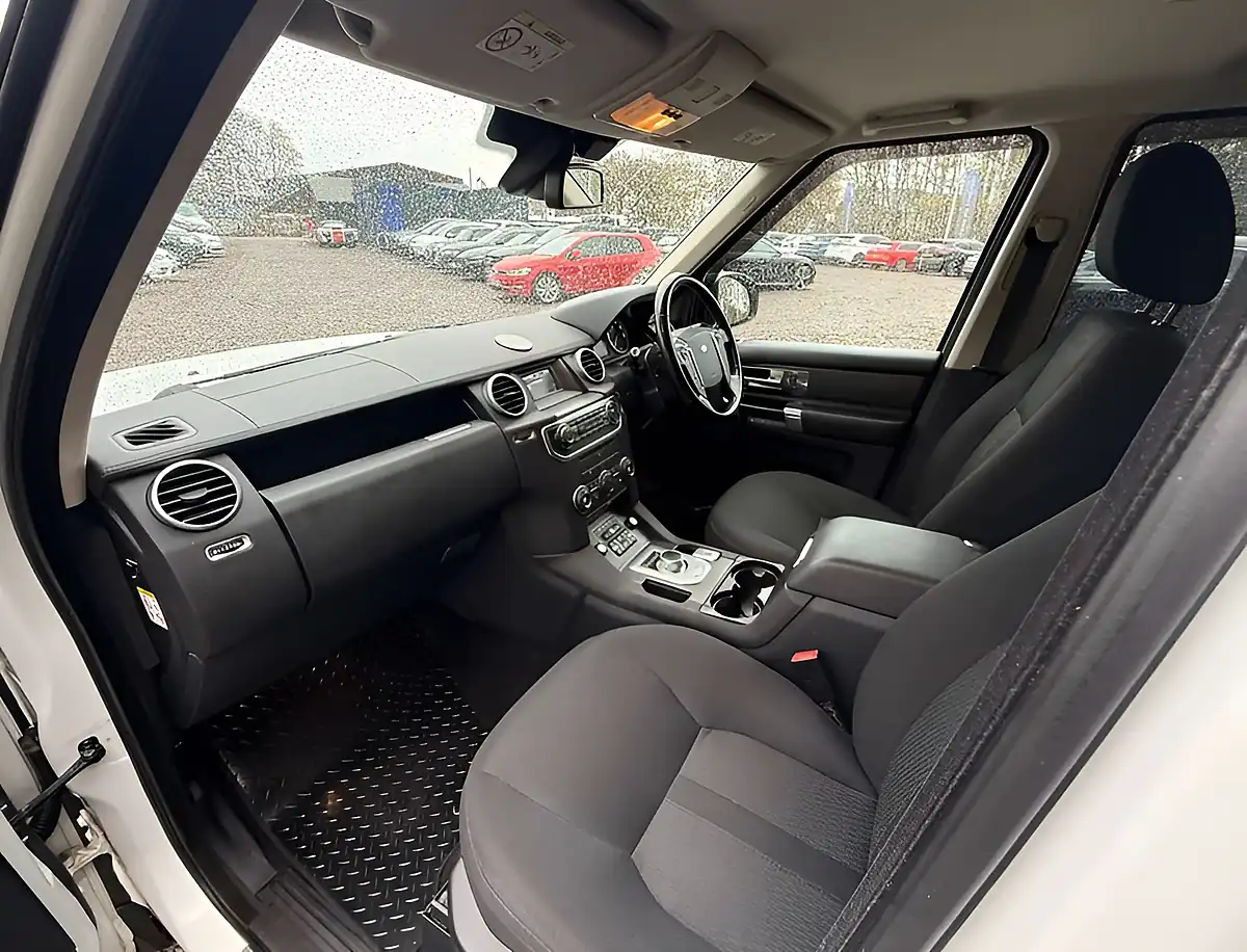 Used 2015 Land Rover Discovery Se Fuji White - Interior and Exterior details 15