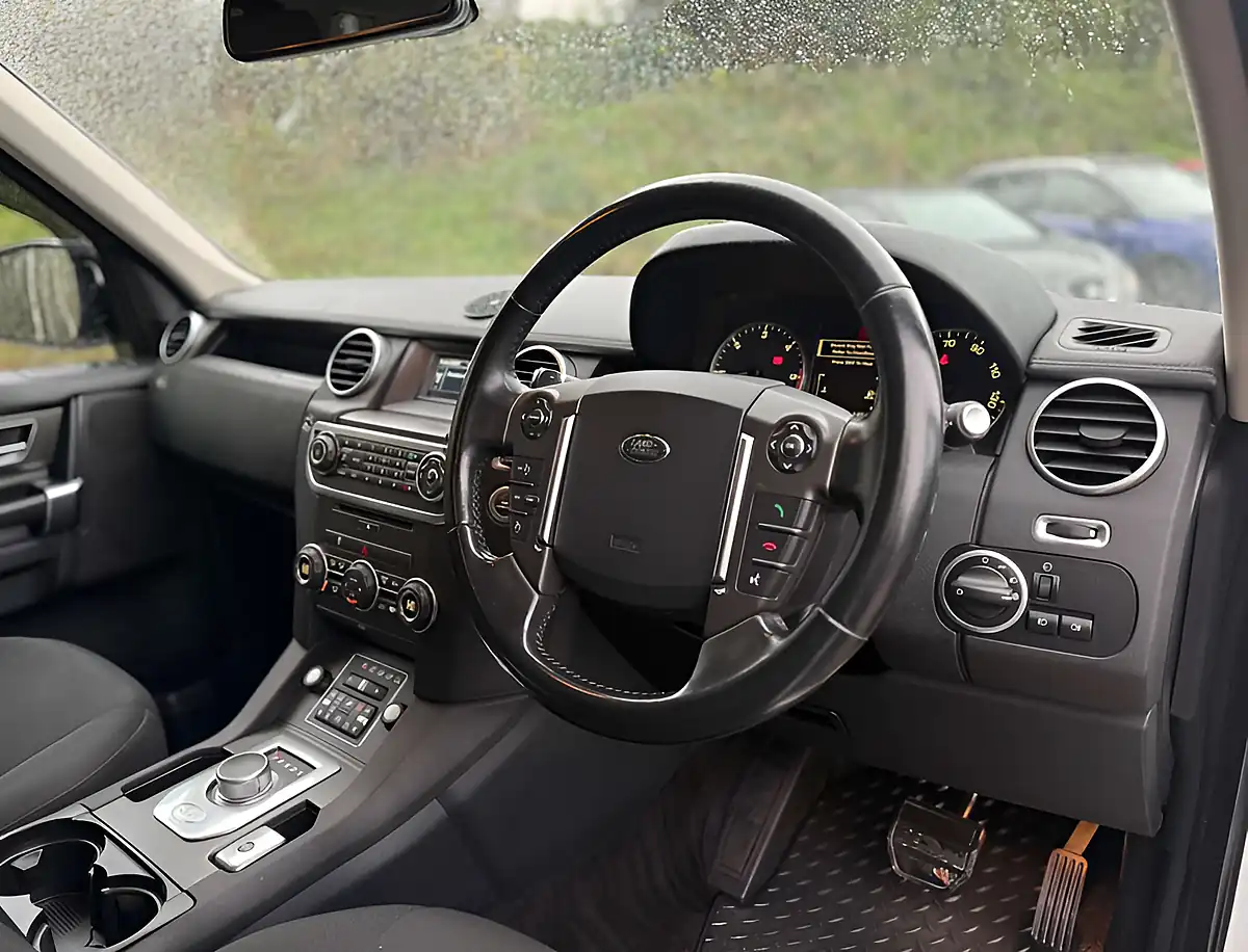 Used 2015 Land Rover Discovery Se Fuji White - Interior and Exterior details 17