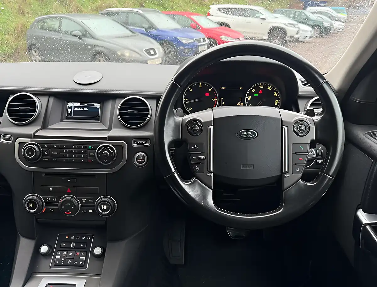 Used 2015 Land Rover Discovery Se Fuji White - Interior and Exterior details 18