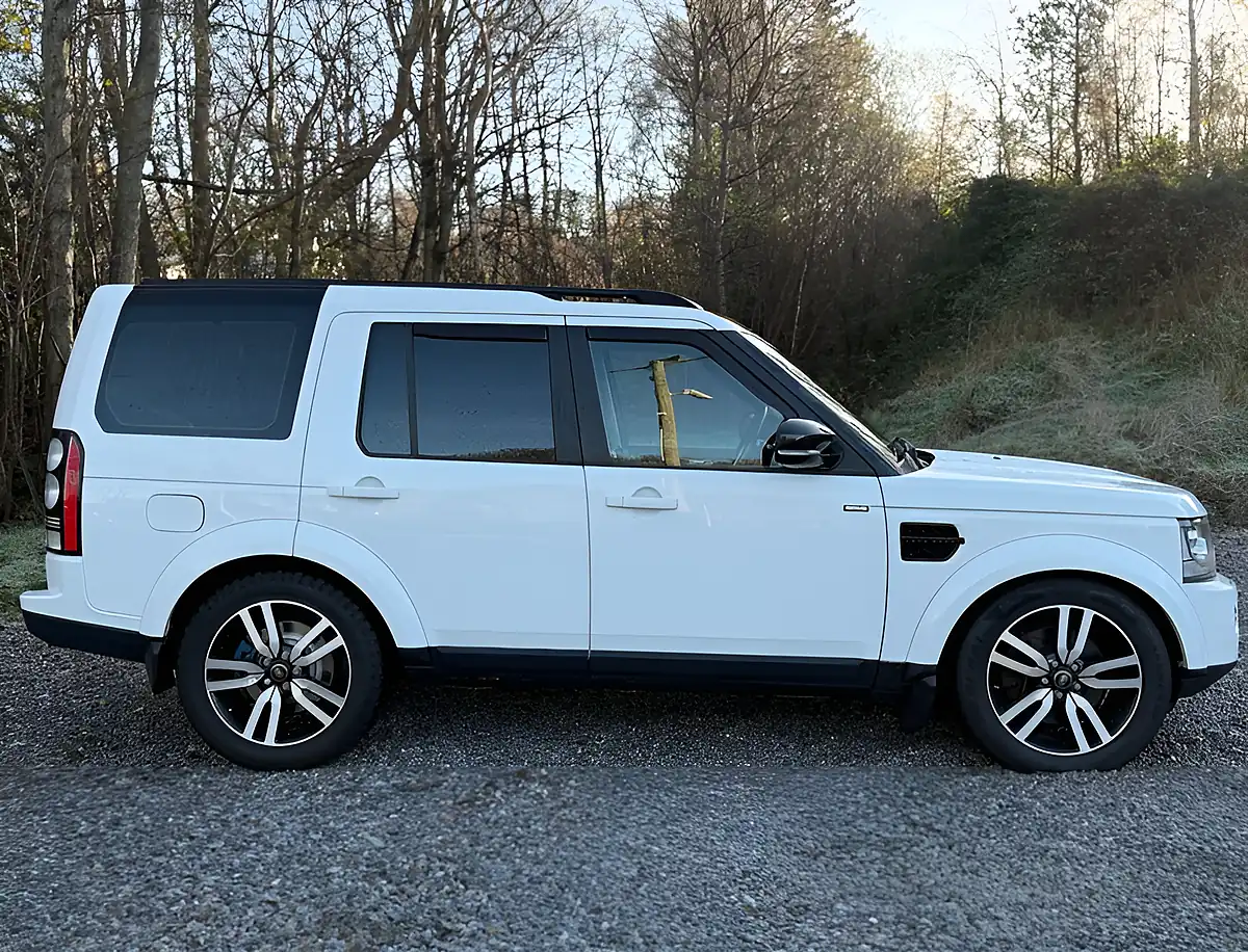 Used 2015 Land Rover Discovery Se Fuji White - Interior and Exterior details 2