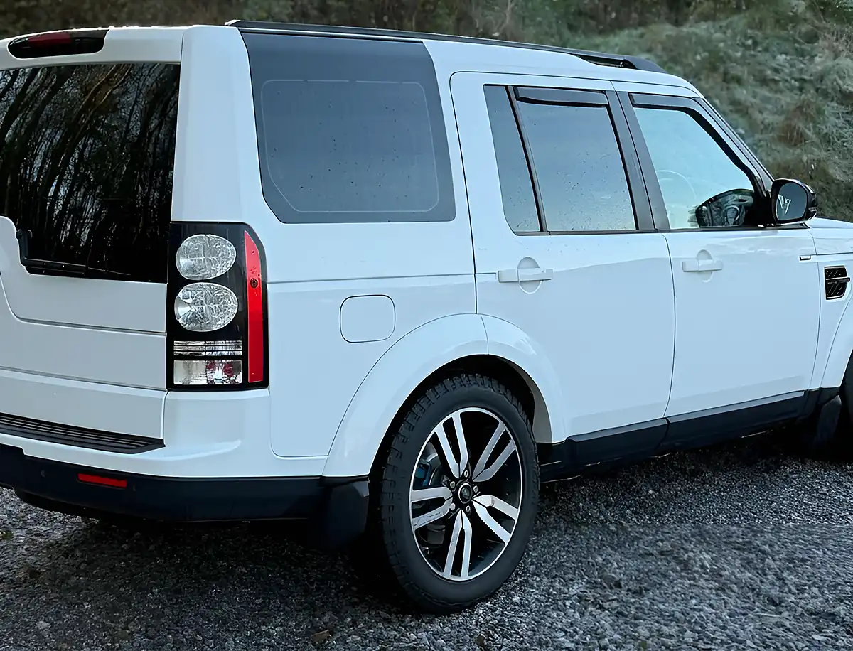 Used 2015 Land Rover Discovery Se Fuji White - Interior and Exterior details 3