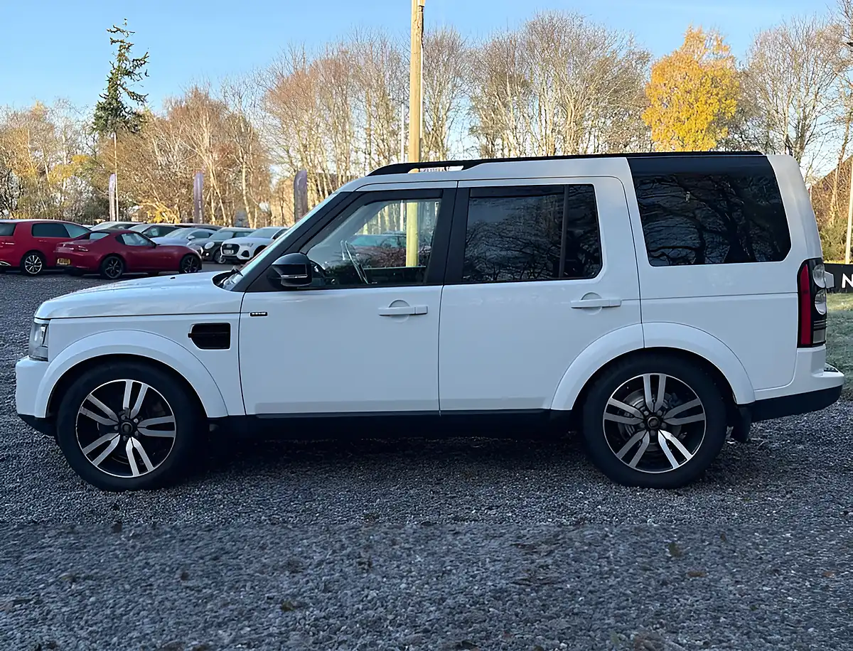 Used 2015 Land Rover Discovery Se Fuji White - Interior and Exterior details 6