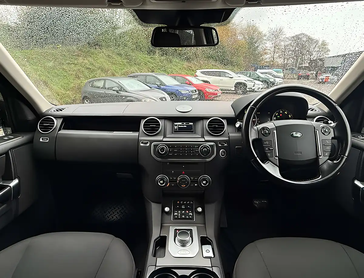 Used 2015 Land Rover Discovery Se Fuji White - Interior and Exterior details 9