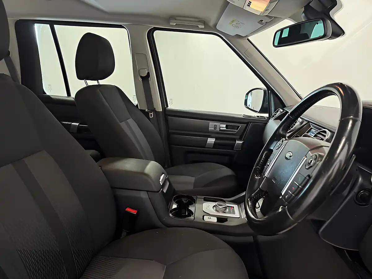 Used 2015 Land Rover Discovery Se Grey - Interior and Exterior details 10