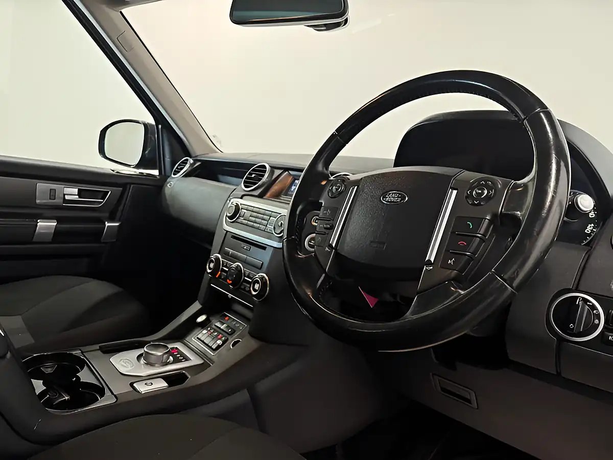 Used 2015 Land Rover Discovery Se Grey - Interior and Exterior details 11