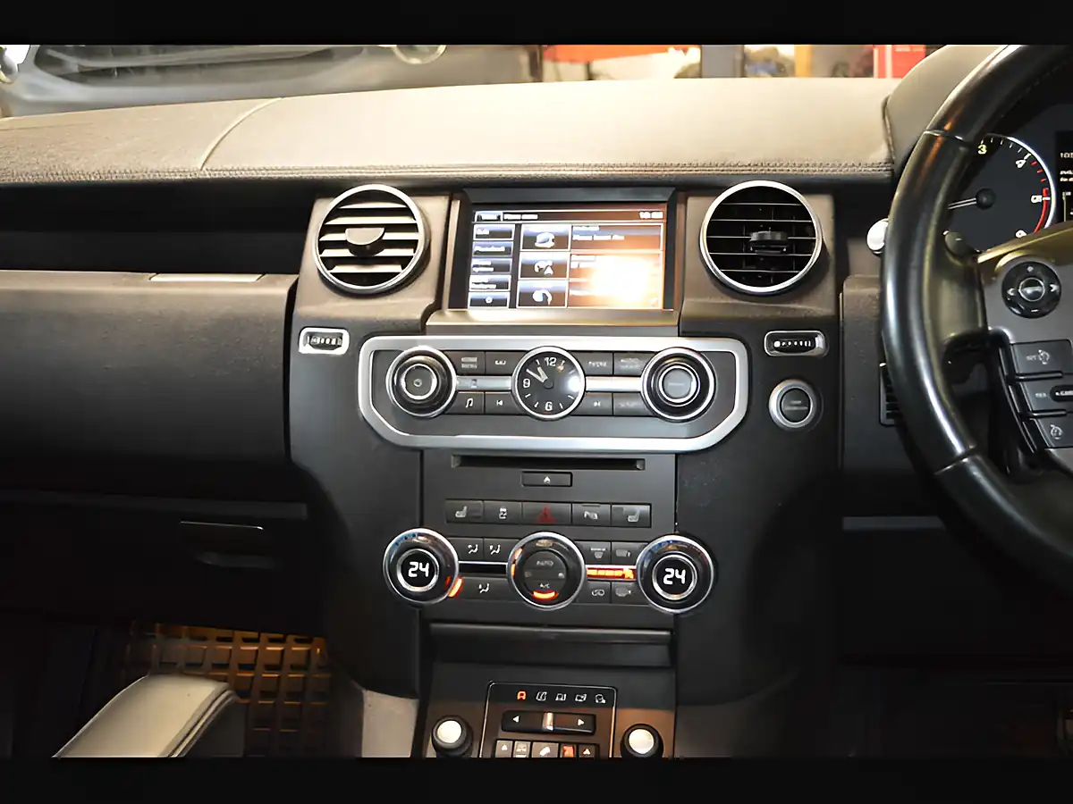 Used 2015 Land Rover Discovery Se Tech Black - Interior and Exterior details 17