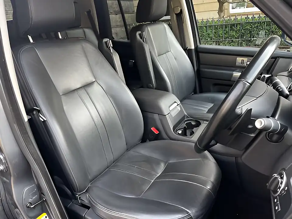 Used 2015 Land Rover Discovery Se Tech Grey - Interior and Exterior details 10