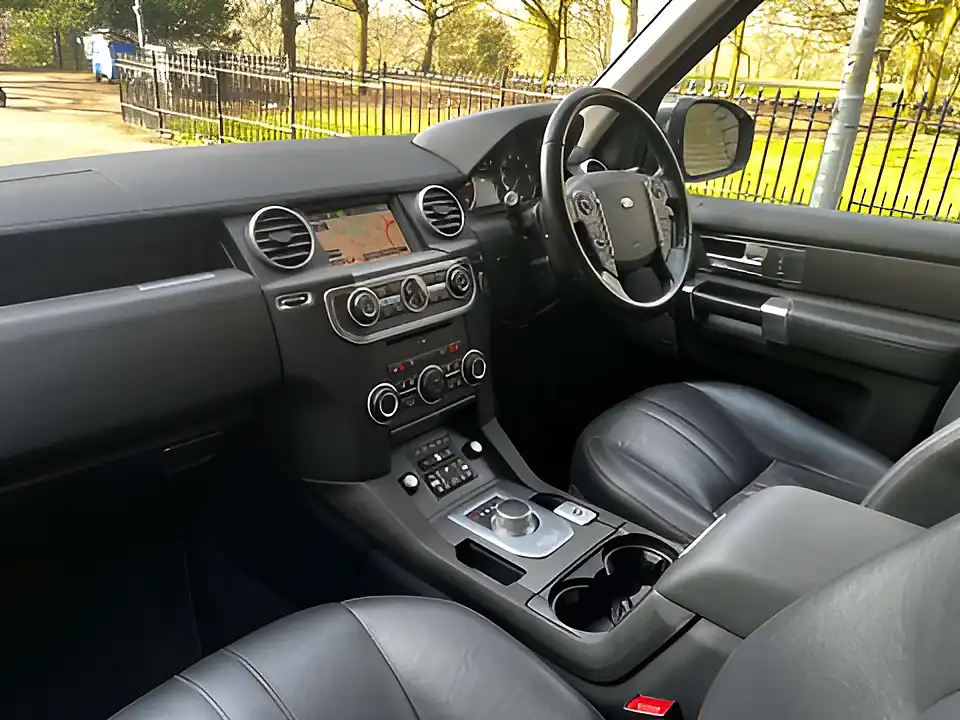 Used 2015 Land Rover Discovery Se Tech Grey - Interior and Exterior details 17