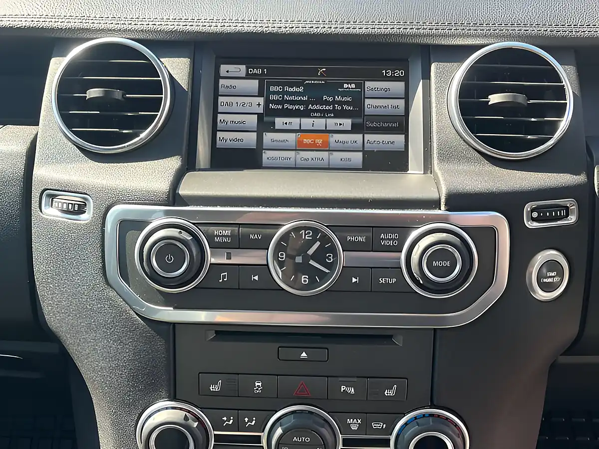 Used 2015 Land Rover Discovery Se Tech Santorini Black - Interior and Exterior details 10