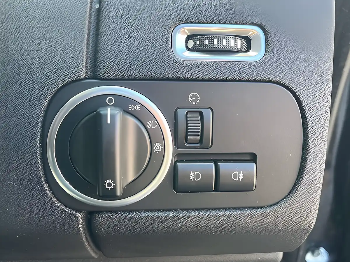 Used 2015 Land Rover Discovery Se Tech Santorini Black - Interior and Exterior details 12