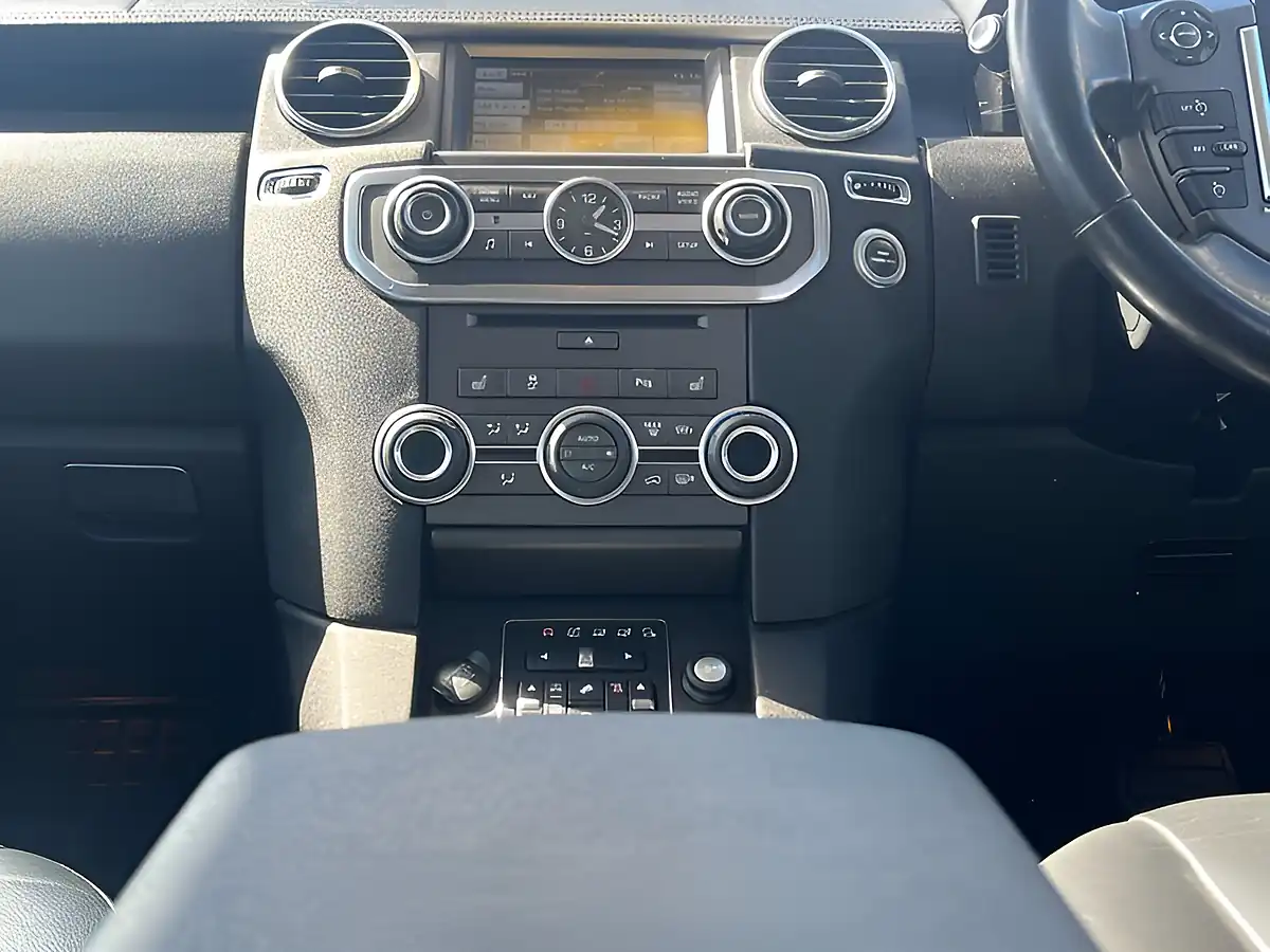 Used 2015 Land Rover Discovery Se Tech Santorini Black - Interior and Exterior details 14