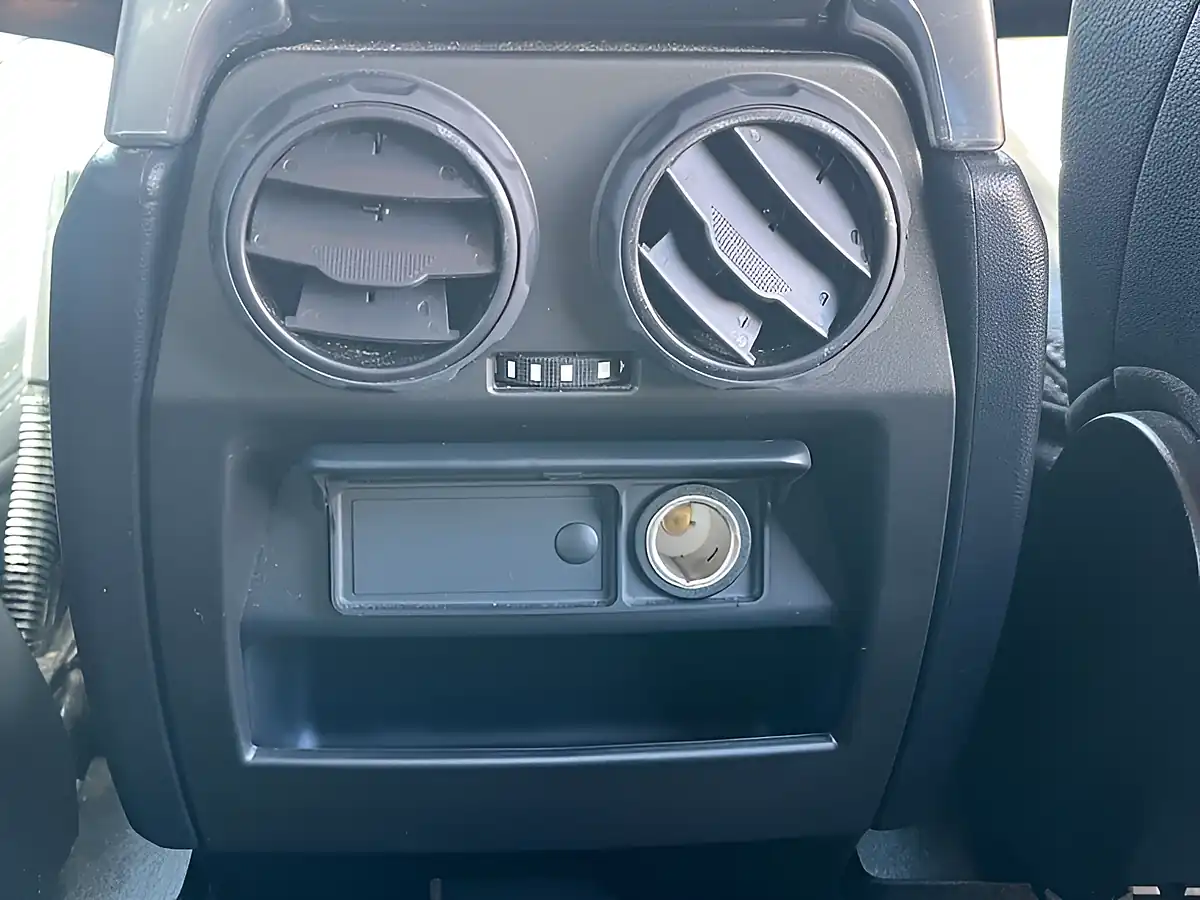 Used 2015 Land Rover Discovery Se Tech Santorini Black - Interior and Exterior details 15