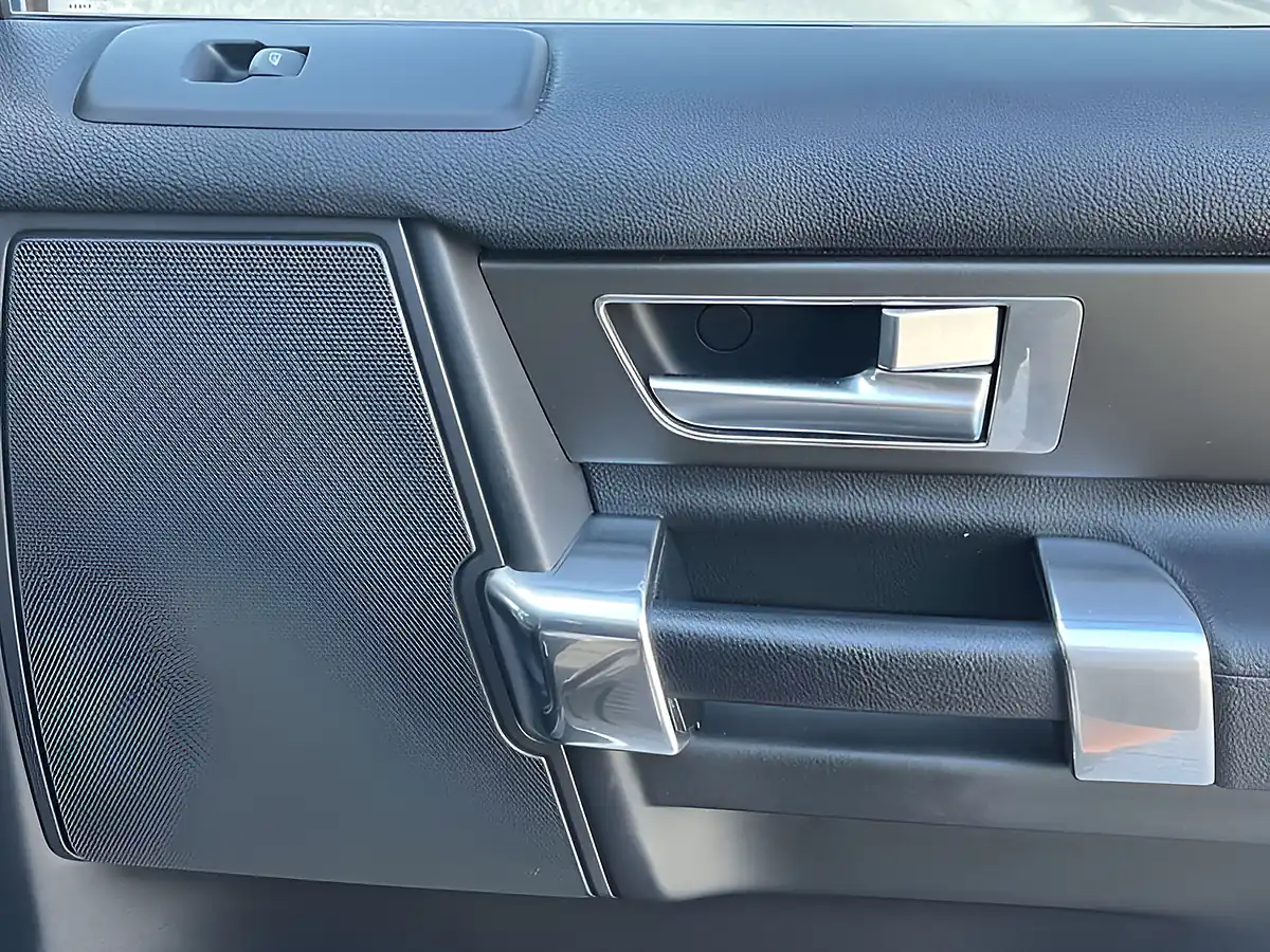 Used 2015 Land Rover Discovery Se Tech Santorini Black - Interior and Exterior details 16
