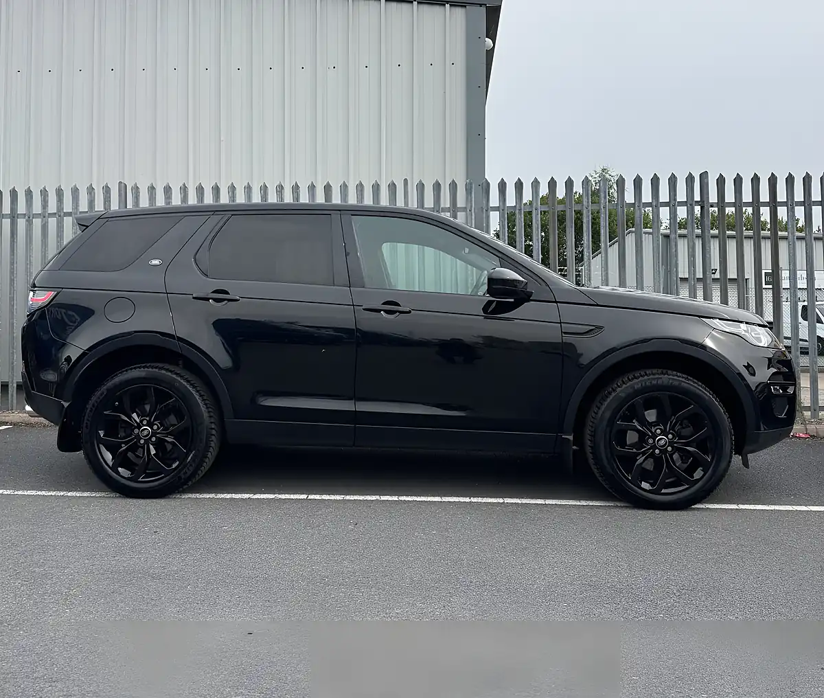 Used 2015 Land Rover Discovery Sport Hse Black - Interior and Exterior details 7