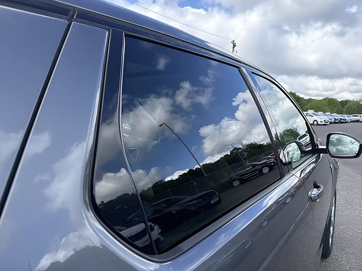 Used 2015 Land Rover Discovery Sport Hse Grey - Interior and Exterior details 10