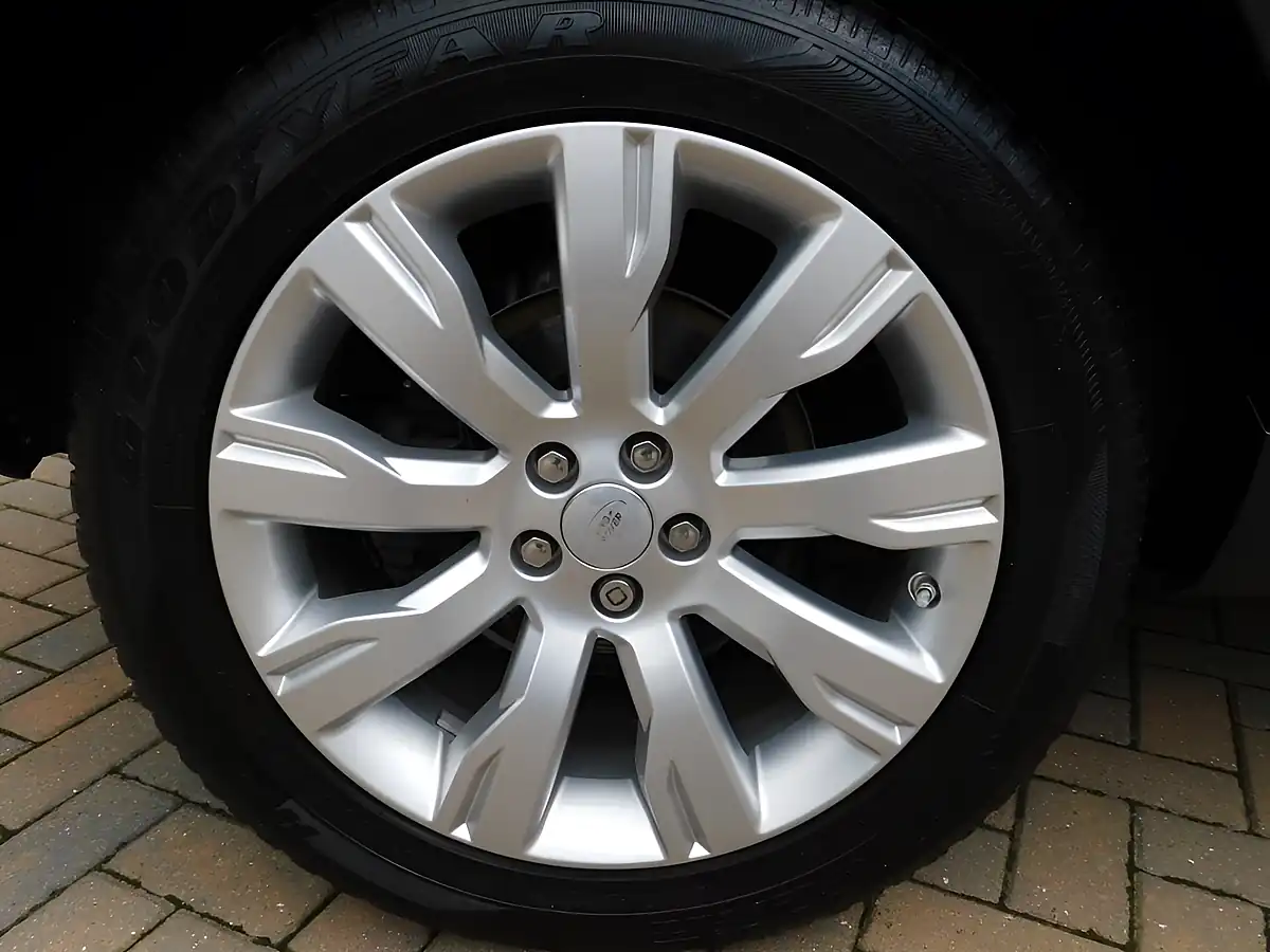 Used 2015 Land Rover Discovery Sport Hse Luxury Corris Grey - Interior and Exterior details 4