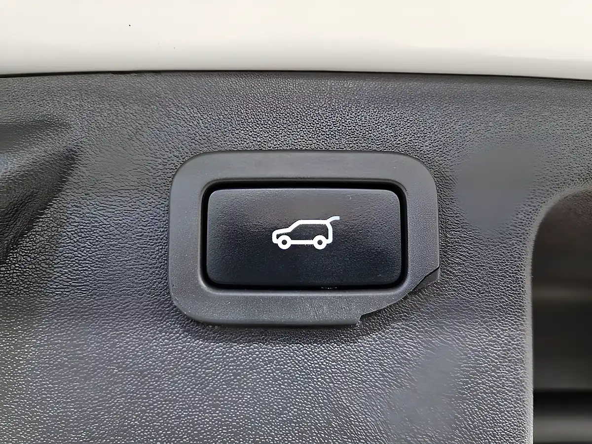 Used 2015 Land Rover Discovery Sport Hse Luxury White - Interior and Exterior details 11