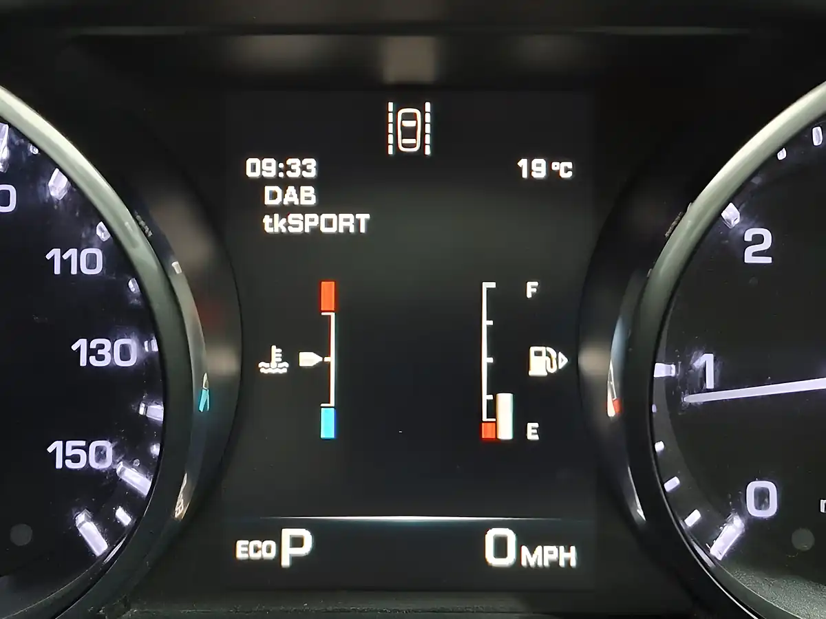 Used 2015 Land Rover Discovery Sport Hse Luxury White - Interior and Exterior details 16