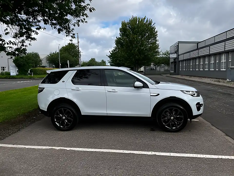 Used 2015 Land Rover Discovery Sport Hse White - Interior and Exterior details 17