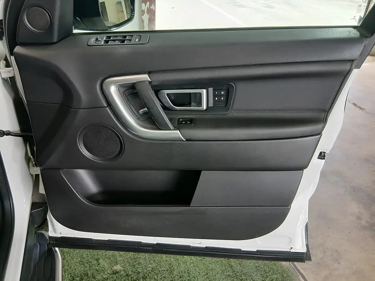 Used 2015 Land Rover Discovery Sport Hse White - Interior and Exterior details 17