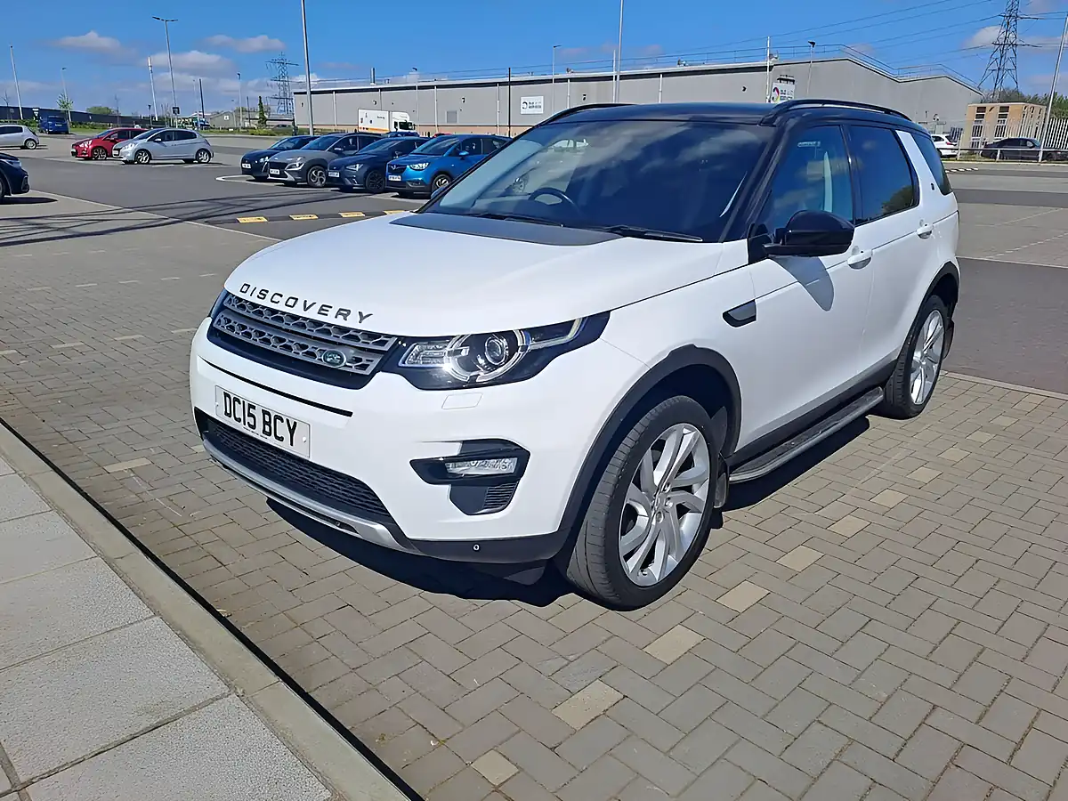 Used 2015 Land Rover Discovery Sport Hse White - Front View