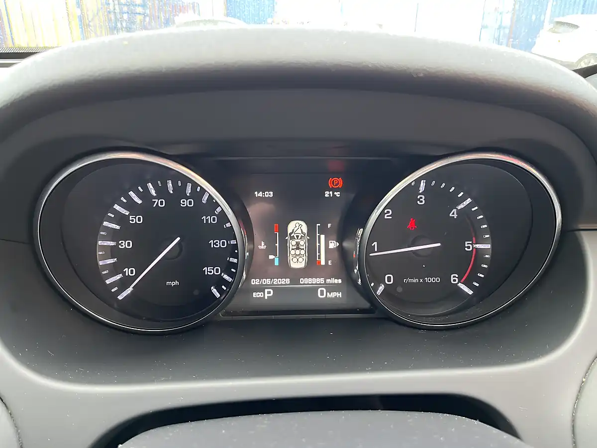 Used 2015 Land Rover Discovery Sport Hse White - Interior and Exterior details 12