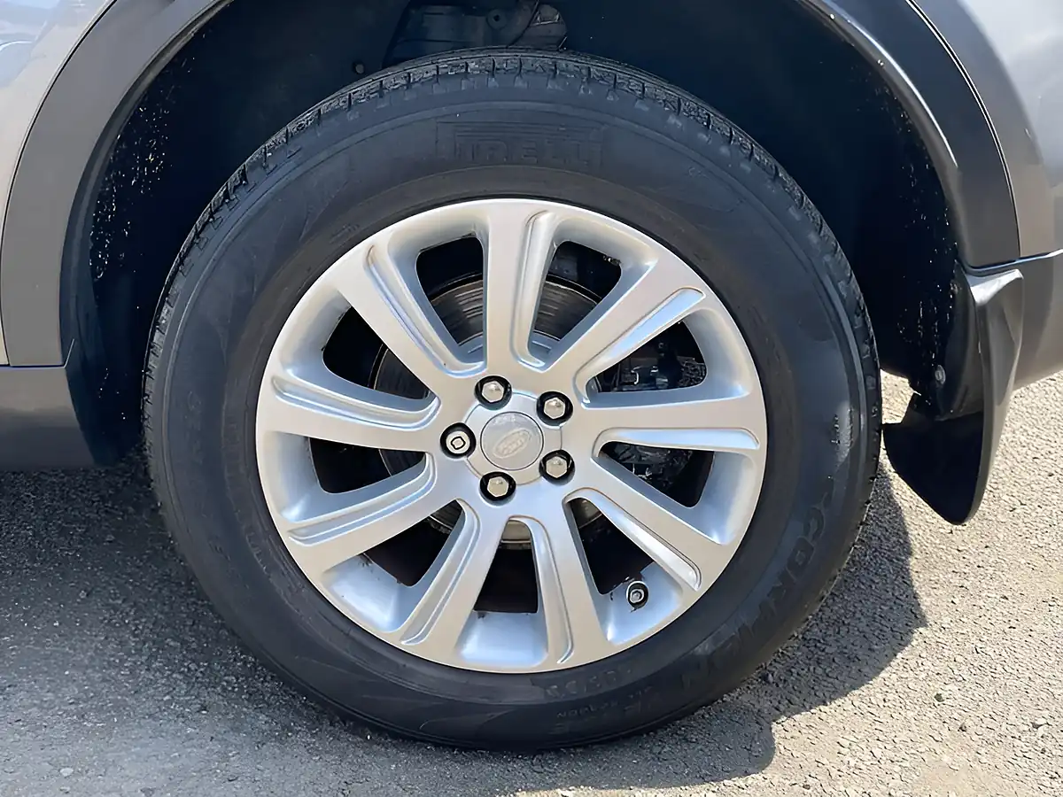 Used 2015 Land Rover Discovery Sport Se Tech Grey - Interior and Exterior details 7
