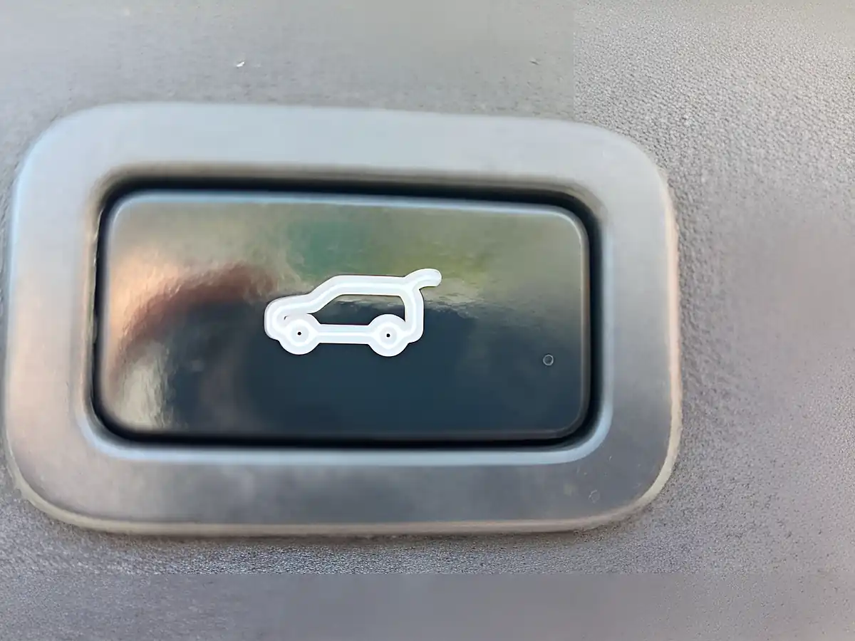 Used 2015 Land Rover Discovery Sport Se Tech White - Interior and Exterior details 12
