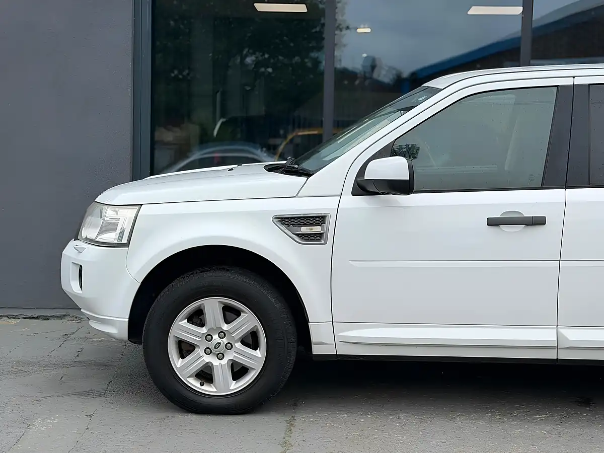 Used 2015 Land Rover Freelander 2 Hse White - Interior and Exterior details 10