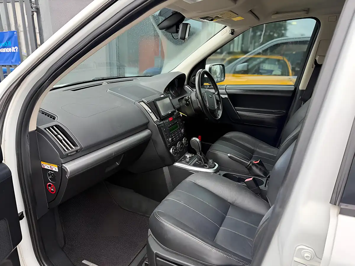 Used 2015 Land Rover Freelander 2 Hse White - Interior and Exterior details 12